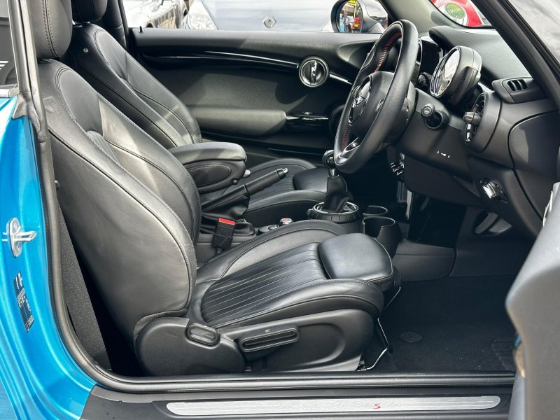 MINI HATCH