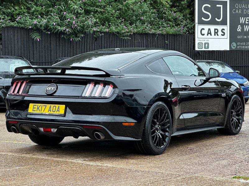 FORD MUSTANG
