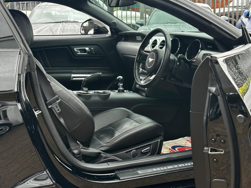FORD MUSTANG